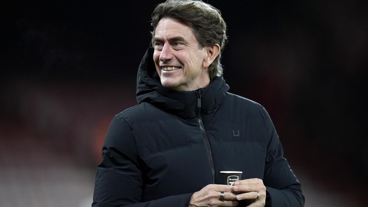 Bizarní aféra v Anglii. Trenér Tottenhamu pil ze špatného hrníčku